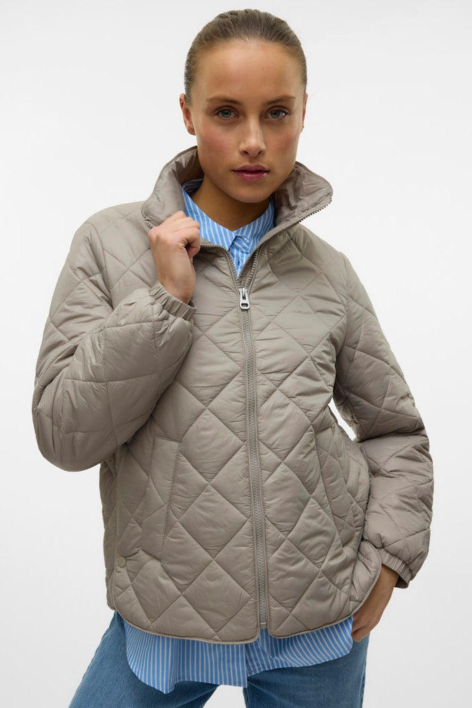 VERO MODA γυναικείο puffer μπουφάν με ψηλό γιακά και ελαφρύ γέμισμα μπροστινή όψη λεπτομέρεια γιακά