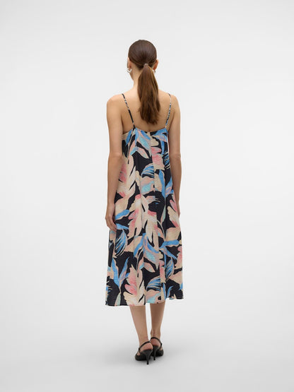 Μοντέλο που φοράει VERO MODA γυναικείο φόρεμα floral, πίσω όψη, δείχνοντας την εφαρμογή