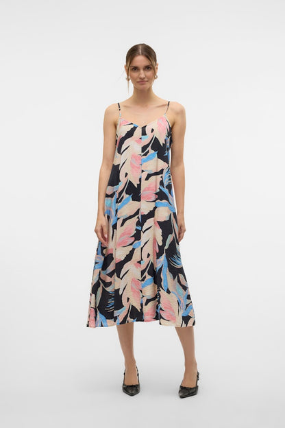 Μοντέλο που φοράει VERO MODA γυναικείο φόρεμα floral με V-λαιμόκοψη, μπροστινή όψη