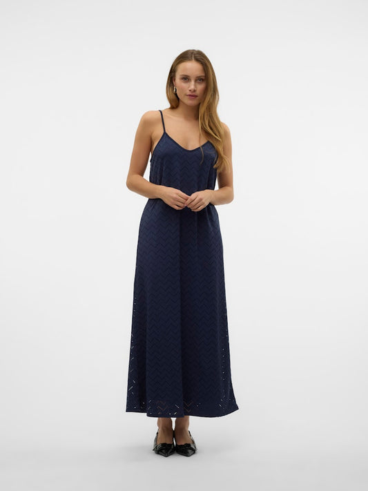VERO MODA γυναικείο μακρύ φόρεμα με διάτρητη ύφανση και ρυθμιζόμενες τιράντες, μπροστινή όψη με V λαιμόκοψη