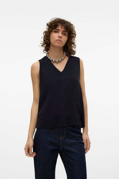 VERO MODA γυναικεία basic μπλούζα από viscose με V-λαιμόκοψη σε μαύρο χρώμα, μπροστινή όψη