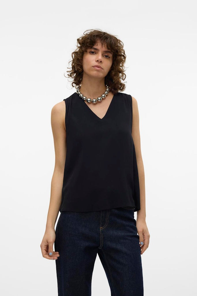 VERO MODA γυναικεία basic μπλούζα από viscose με V-λαιμόκοψη σε μαύρο χρώμα, μπροστινή όψη