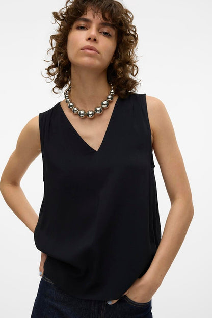 Μαύρη VERO MODA γυναικεία μπλούζα από viscose συνδυασμένη με αξεσουάρ για κομψή εμφάνιση
