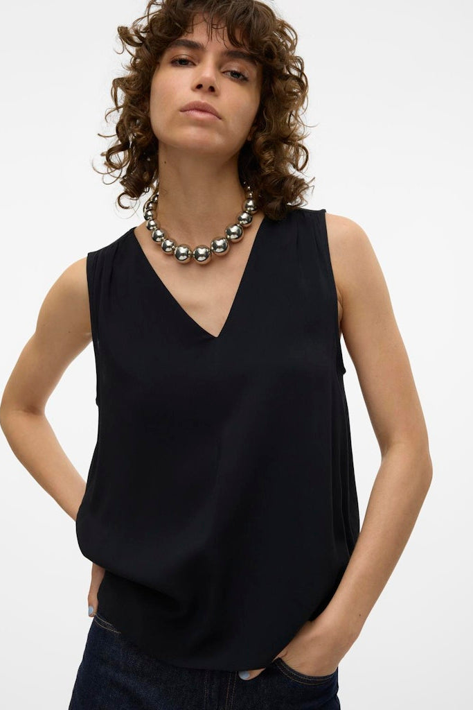 Μαύρη VERO MODA γυναικεία μπλούζα από viscose συνδυασμένη με αξεσουάρ για κομψή εμφάνιση
