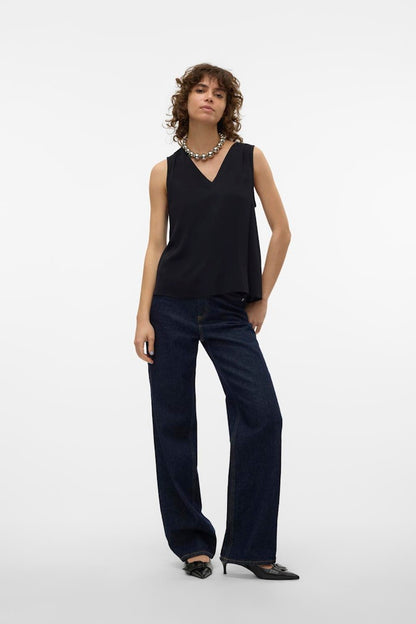 Μοντέλο φοράει τη μαύρη αμάνικη VERO MODA γυναικεία μπλούζα με τζιν για casual look