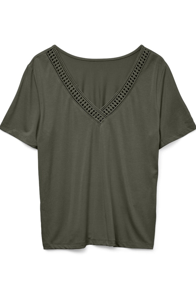 VERO MODA γυναικεία μπλούζα σε λαδί χρώμα με V-λαιμόκοψη και λεπτομέρεια δαντέλας, μπροστινή όψη