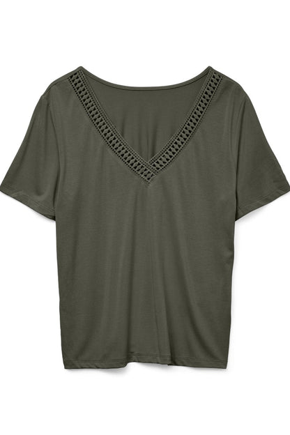 VERO MODA γυναικεία μπλούζα σε λαδί χρώμα με V-λαιμόκοψη και λεπτομέρεια δαντέλας, μπροστινή όψη