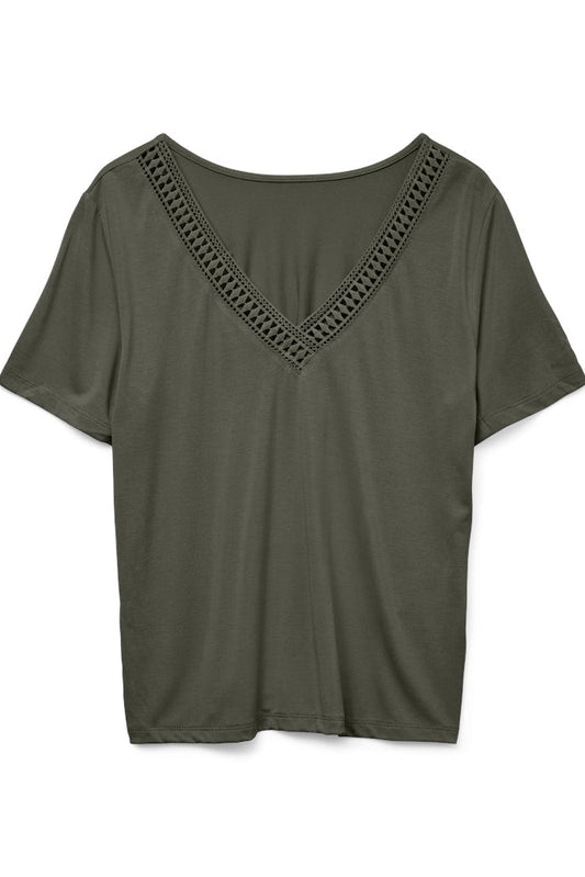 VERO MODA γυναικεία μπλούζα σε λαδί χρώμα με V-λαιμόκοψη και λεπτομέρεια δαντέλας, μπροστινή όψη