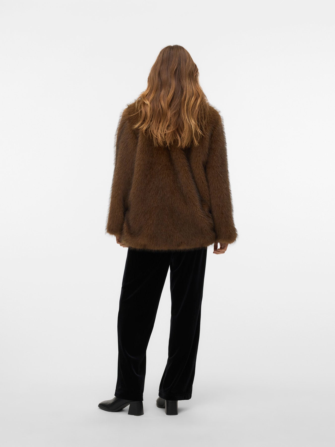 Vero Moda Γυναικεία Συνθετική Γούνα σε Καφέ Απόχρωση – ολόσωμη λήψη, πίσω όψη