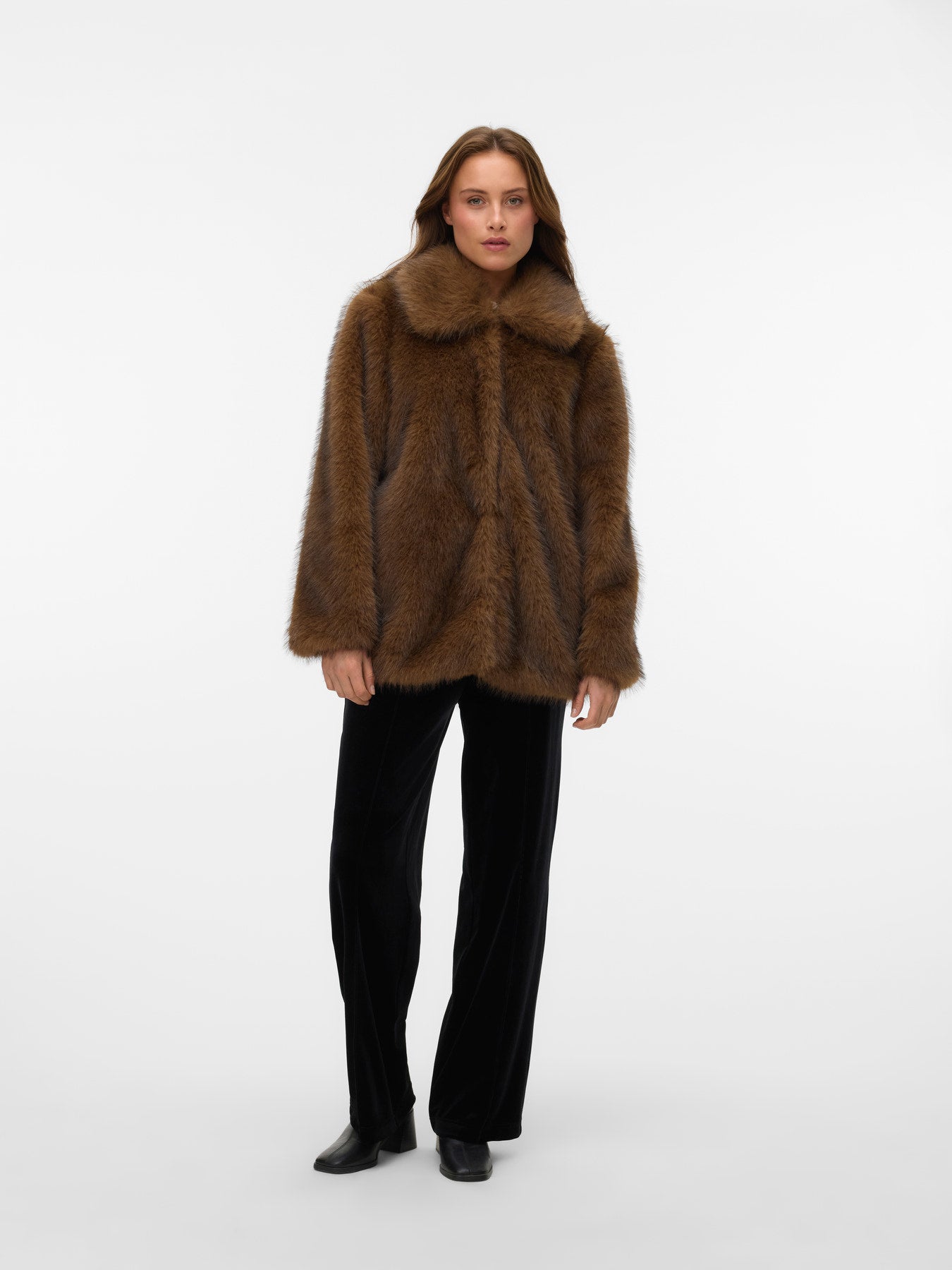 Vero Moda Γυναικεία Συνθετική Γούνα σε Καφέ Απόχρωση – ολόσωμη λήψη, μπροστινή όψη