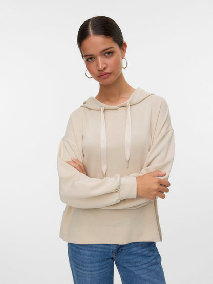 Μπροστινή όψη basic hoodie με κανονική εφαρμογή