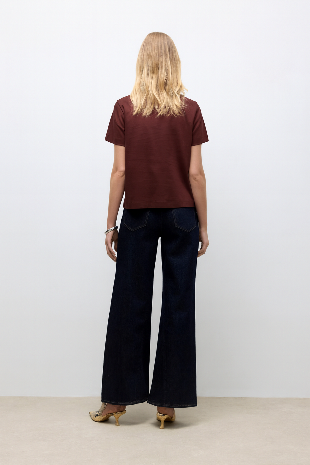 Vero Moda Γυναικείο Basic T-shirt σε Μπορντώ από 100% Οργανικό Βαμβάκι – Ολόσωμη Εμφάνιση Πίσω Όψη