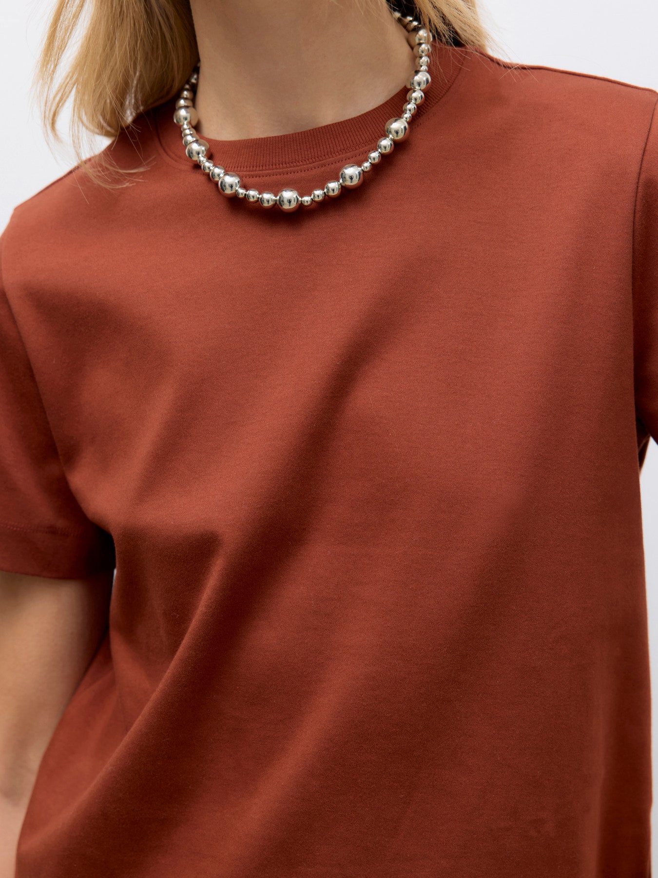 Vero Moda Γυναικείο Basic T-shirt σε Κονιάκ από 100% Οργανικό Βαμβάκι – Μπροστινή Όψη Λεπτομέρεια