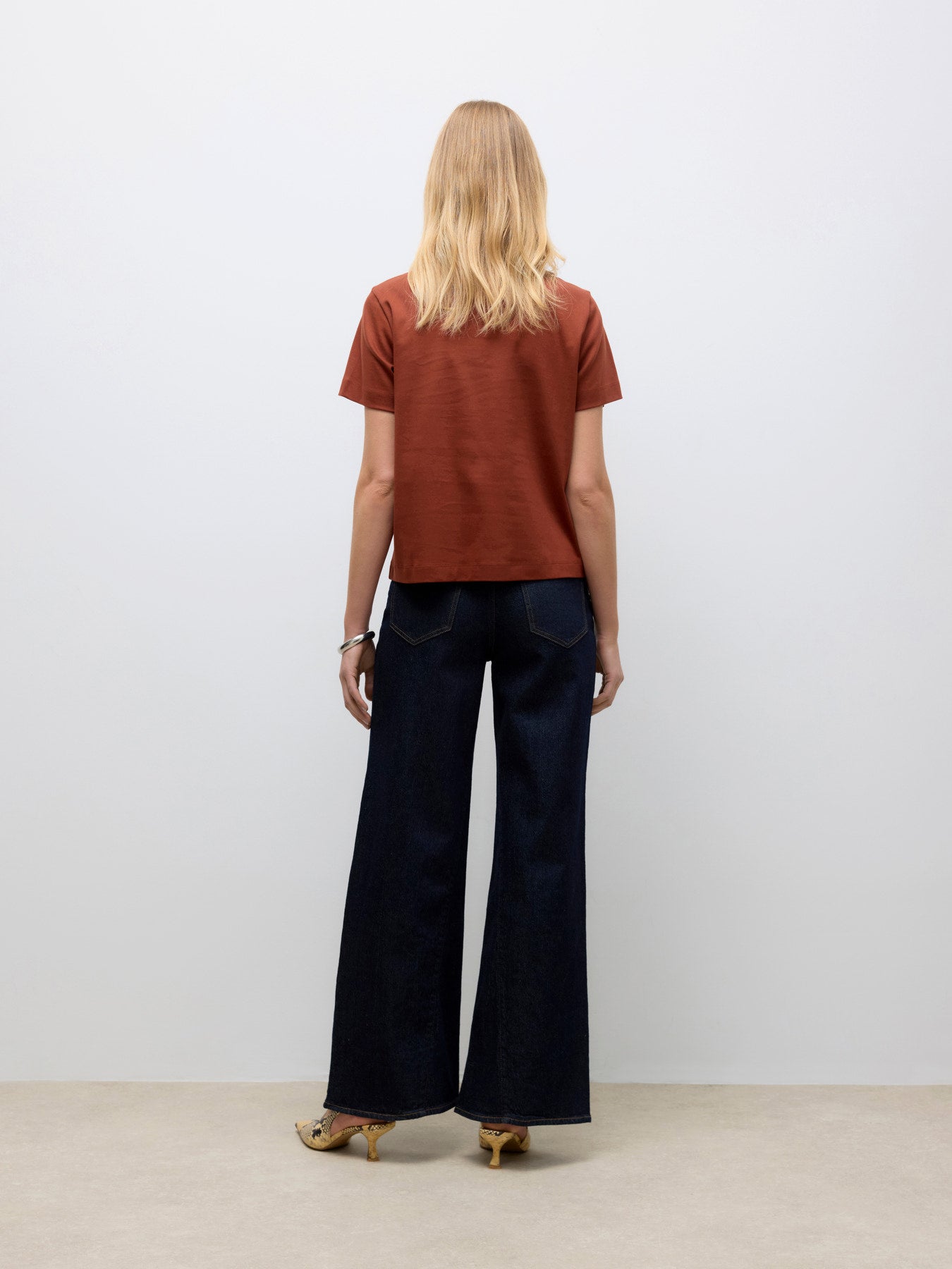 Vero Moda Γυναικείο Basic T-shirt σε Κονιάκ από 100% Οργανικό Βαμβάκι – Ολόσωμη Εμφάνιση Πίσω όψη