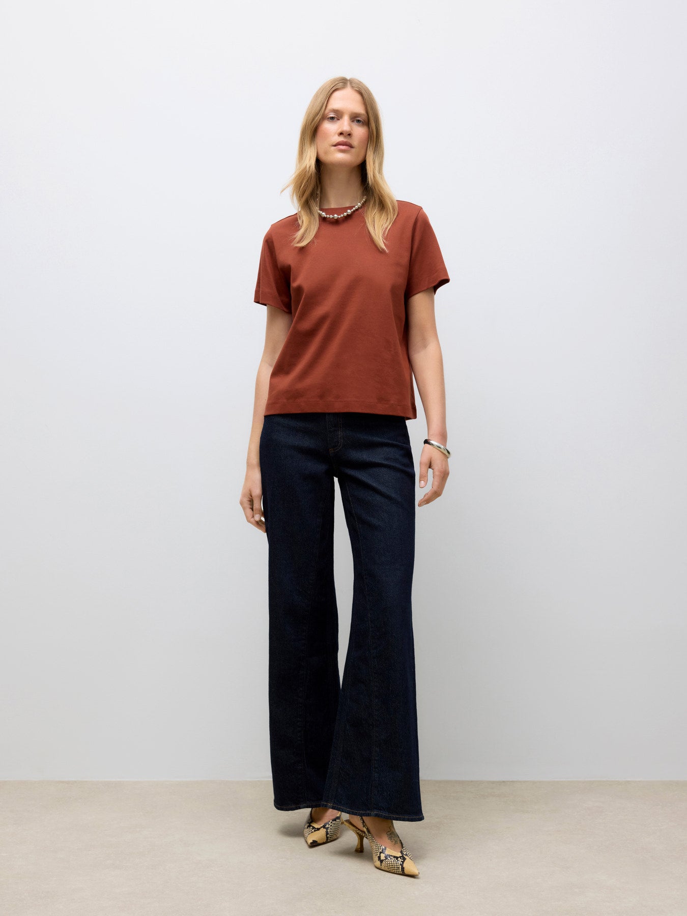 Vero Moda Γυναικείο Basic T-shirt σε Κονιάκ από 100% Οργανικό Βαμβάκι – Ολόσωμη Εμφάνιση μπροτινή όψη