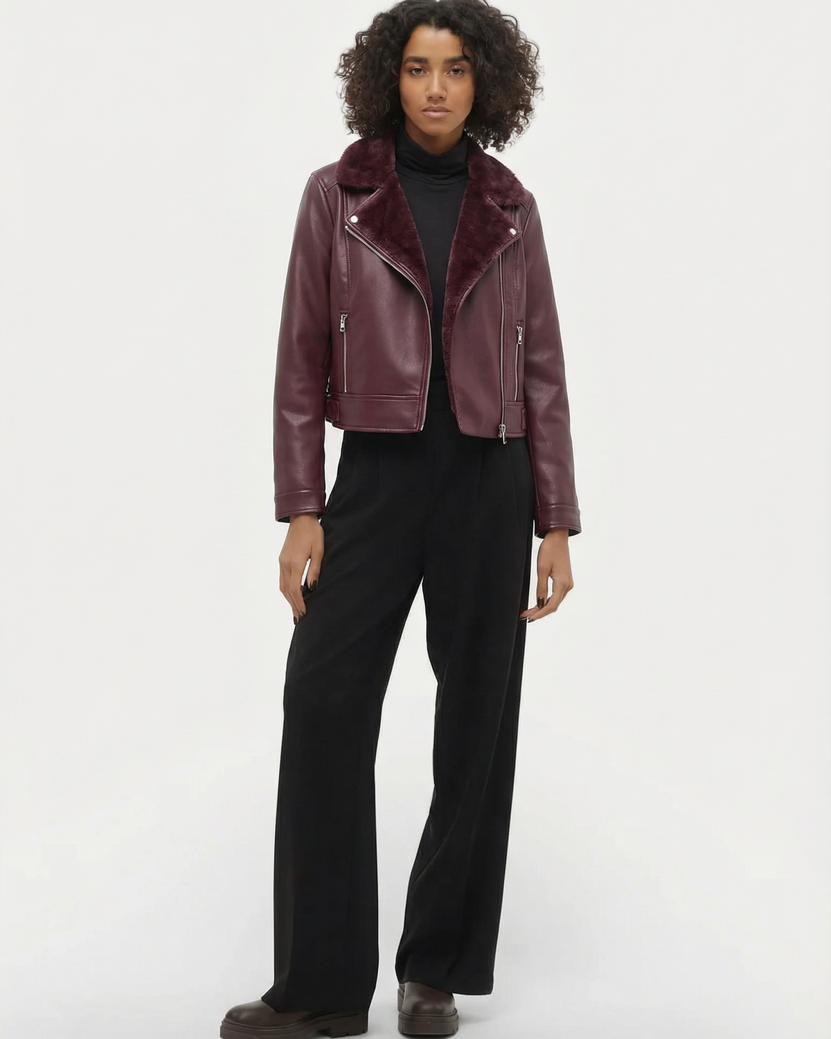 VERO MODA Biker Jacket Οικολογικό Δέρμα Γιακάς Faux Fur Βουργουνδί ολόσωμη φωτογραφία μοντέλου