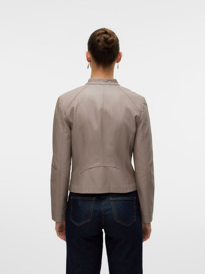 Εκρού biker jacket VERO MODA από δερματίνη με press button σε μοντέλο - πίσω όψη λεπτομέρεια γαζιά