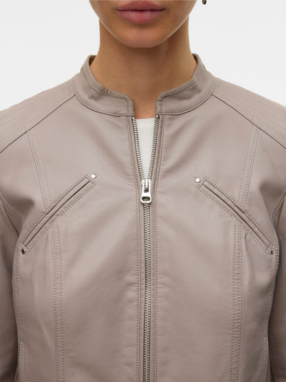 Διαχρονικό εκρού biker jacket VERO MODA από δερματίνη λεπτομέρεια φερμουάρ