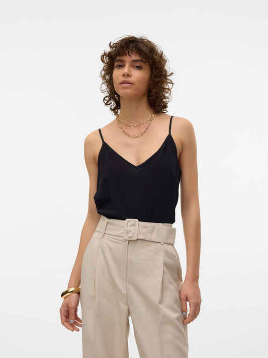 VERO MODA γυναικείο φανελάκι με V-λαιμόκοψη και ρυθμιζόμενες τιράντες, μπροστινή όψη