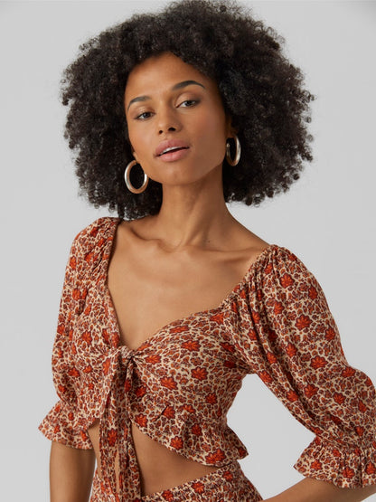 Λεπτομέρεια όμορφου floral print και μανικιών
