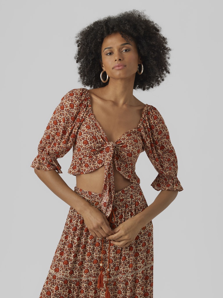 Μπροστινή όψη cropped top με floral print και κόμπο