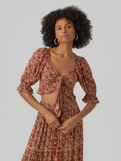 Μπροστινή όψη cropped top με floral print και κόμπο