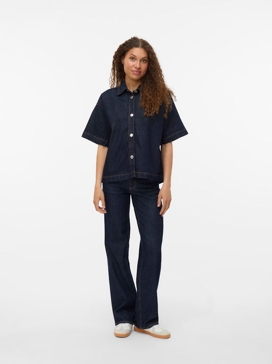 Ολόσωμη εμφάνιση με γυναικείο loose fit denim πουκάμισο Vero Moda
