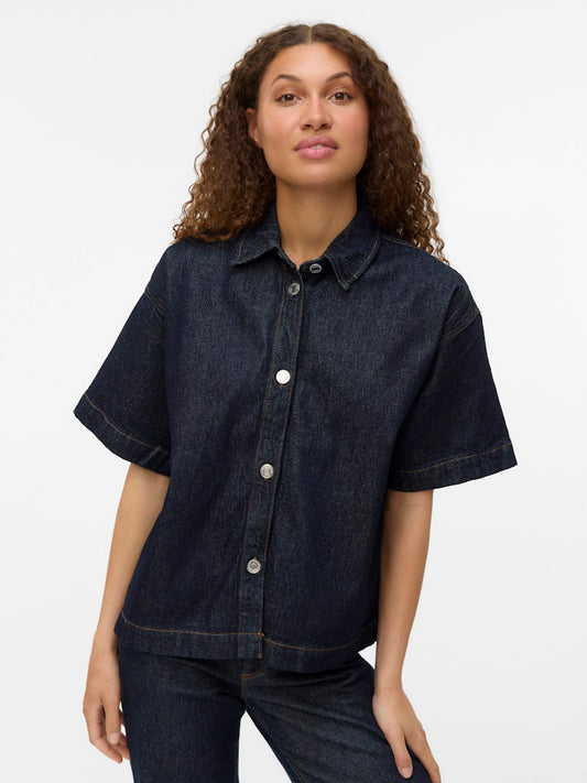 Μπροστινή όψη loose fit denim πουκαμίσου με κοντά μανίκια