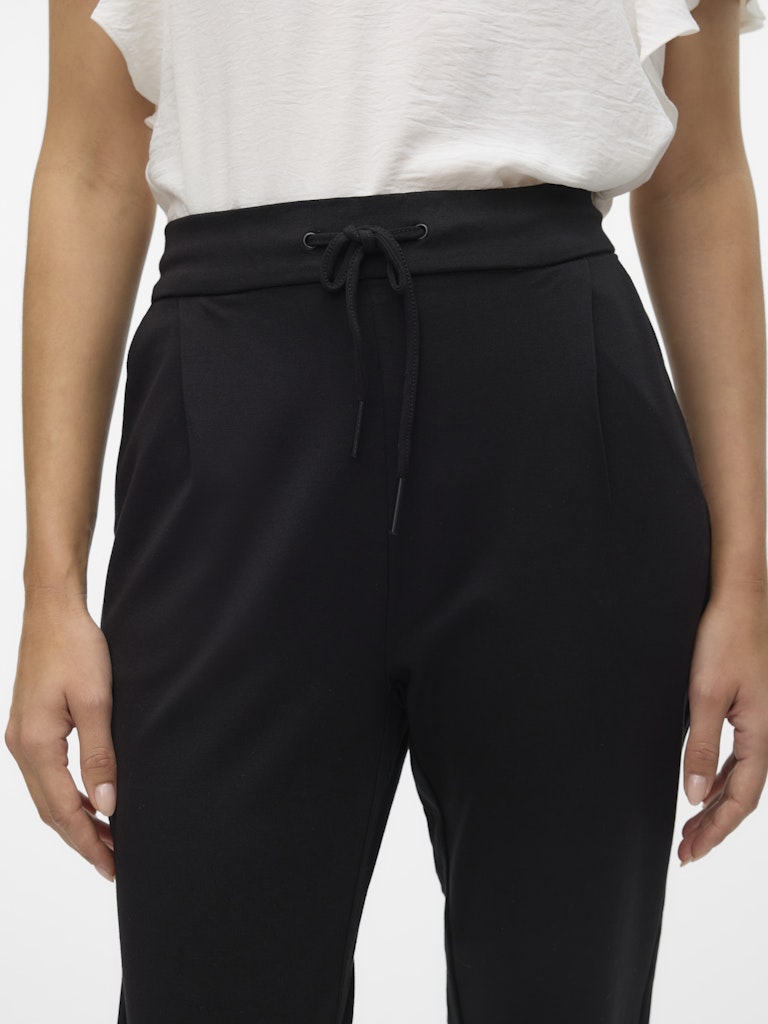 Λεπτομέρεια ελαστικής μέσης με κορδονάκι loose fit παντελονιού