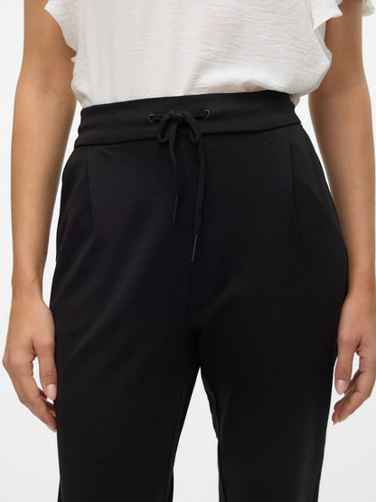 Λεπτομέρεια ελαστικής μέσης με κορδονάκι loose fit παντελονιού