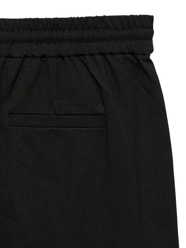 Λεπτομέρεια υφής και ραφών loose fit παντελονιού