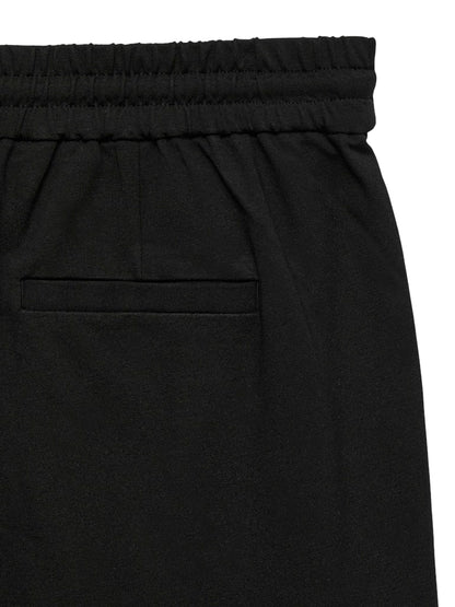 Λεπτομέρεια υφής και ραφών loose fit παντελονιού