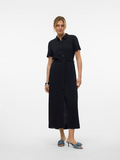 VERO MODA γυναικείο μαύρο μακρύ φόρεμα σεμιζιέ με κοντά μανίκια και ζώνη στη μέση - μπροστινή όψη