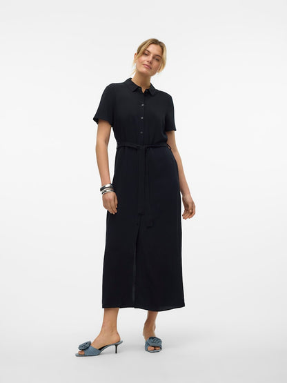 Γυναικείο μαύρο μακρύ φόρεμα σεμιζιέ VERO MODA με κουμπιά και ζώνη σε μοντέλο - μπροστινή όψη