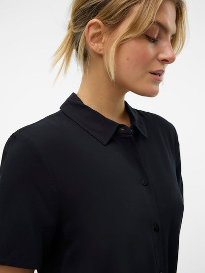 VERO MODA μαύρο φόρεμα σεμιζιέ - κοντινή λήψη υφάσματος και λεπτομερειών γιακά και κουμπιών