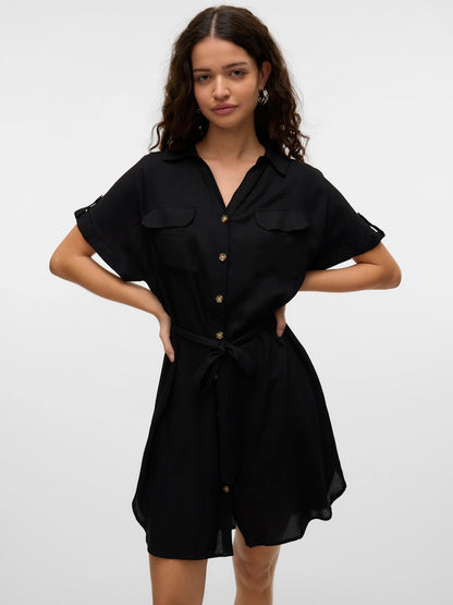VERO MODA γυναικείο μαύρο φόρεμα σεμιζιέ με τσέπες στο στήθος και ζώνη - μπροστινή όψη