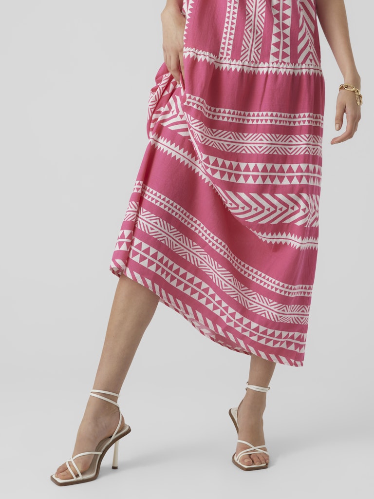Λεπτομέρεια εντυπωσιακού geometric print maxi φορέματος