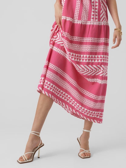 Λεπτομέρεια εντυπωσιακού geometric print maxi φορέματος