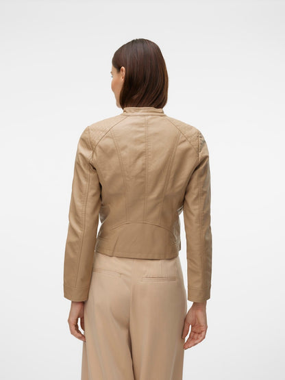Κομψό μπεζ biker jacket VERO MODA από δερματίνη με λεπτομέρειες γαζιών - πίσω όψη