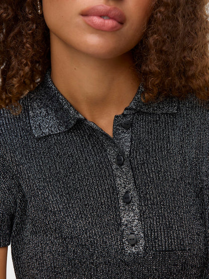 Λεπτομέρεια polo collar και κουμπώματος πλεκτού top