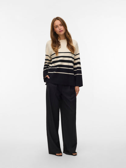 Vero Moda Γυναικείο Ριγέ Πουλόβερ Μαύρο & Εκρού - ολόσωμη εμφάνιση με oversized εφαρμογή