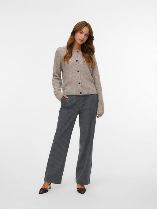 Ολόσωμη εμφάνιση με γυναικείο straight παντελόνι Vero Moda