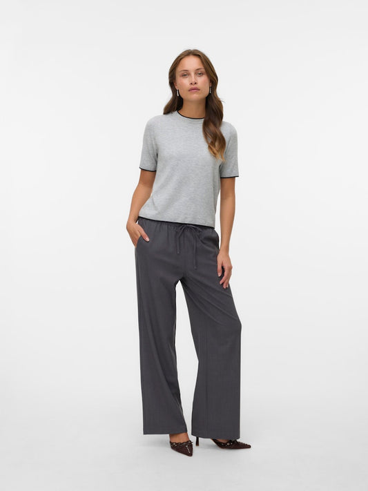 Ολόσωμη εμφάνιση με γυναικείο wide leg παντελόνι