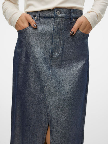 Κοντινή λήψη της ψηλόμεσης jean φούστας VERO MODA που αναδεικνύει τις glitter λεπτομέρειες και το κούμπωμα