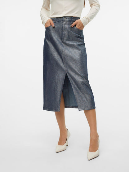 Γυναικεία ψηλόμεση jean φούστα VERO MODA με glitter και ελαστικό ύφασμα, μπροστινή όψη που δείχνει το άνοιγμα μπροστά