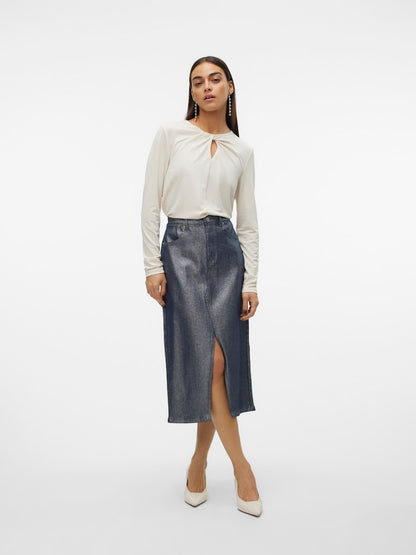 Μοντέλο που φοράει την ψηλόμεση jean φούστα VERO MODA με glitter, ολόσωμη λήψη που δείχνει πώς εφαρμόζει