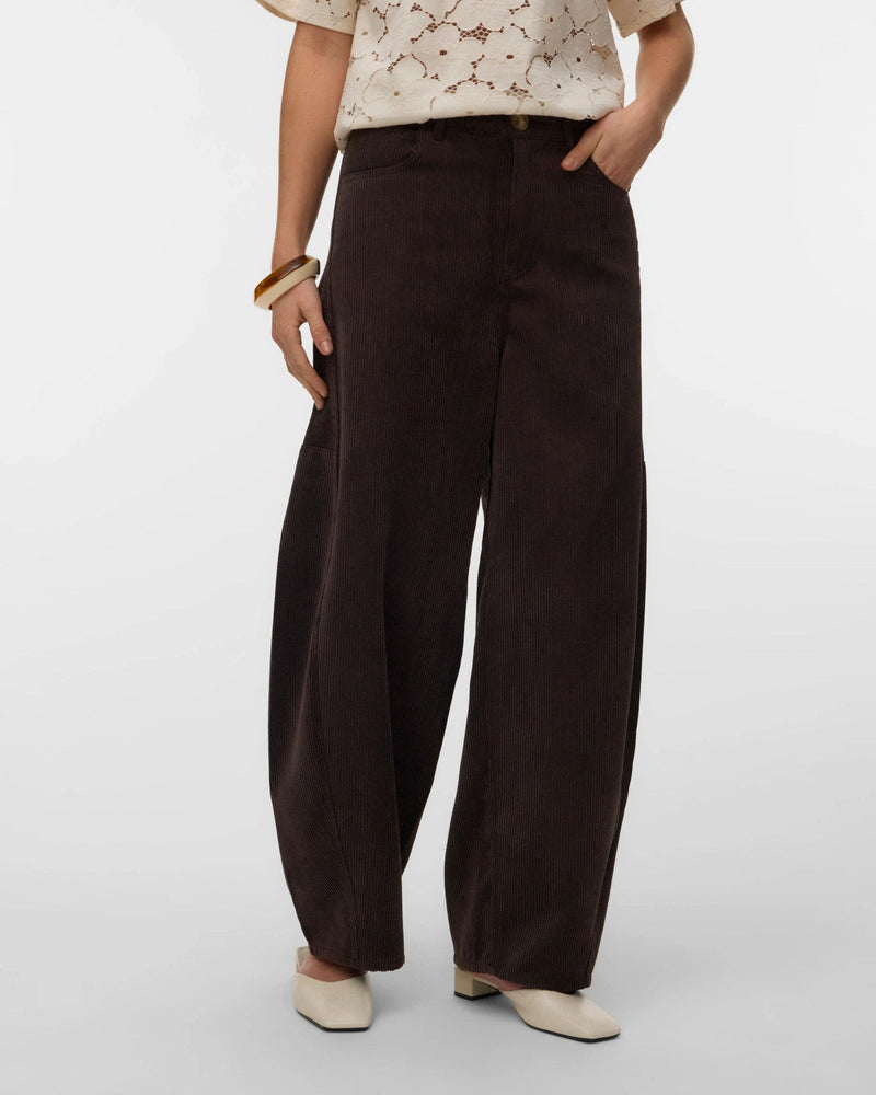 γυναικεία VERO MODA καφέ κοτλέ παντελόνι barrel fit μισόσωμη μεσαία μέση τσέπες μπροστά μοντέλο
