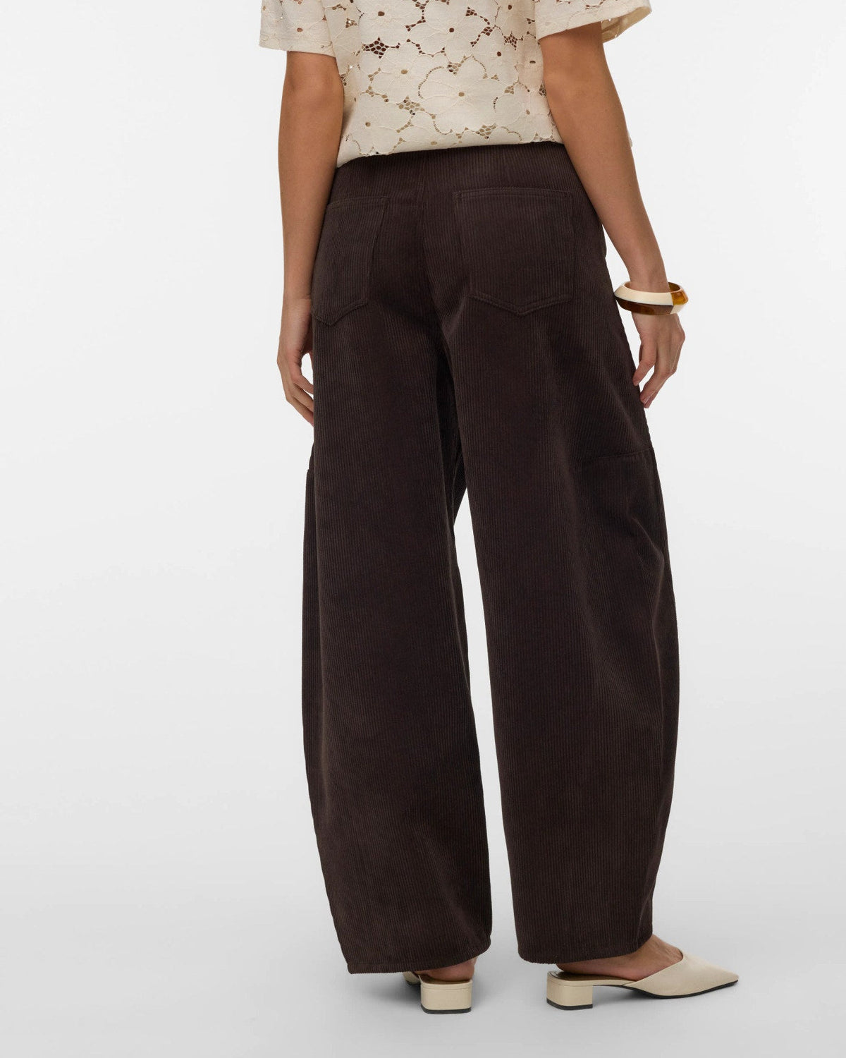 γυναικεία VERO MODA καφέ κοτλέ παντελόνι barrel fit μεσαία μέση πίσω όψη τσέπες
