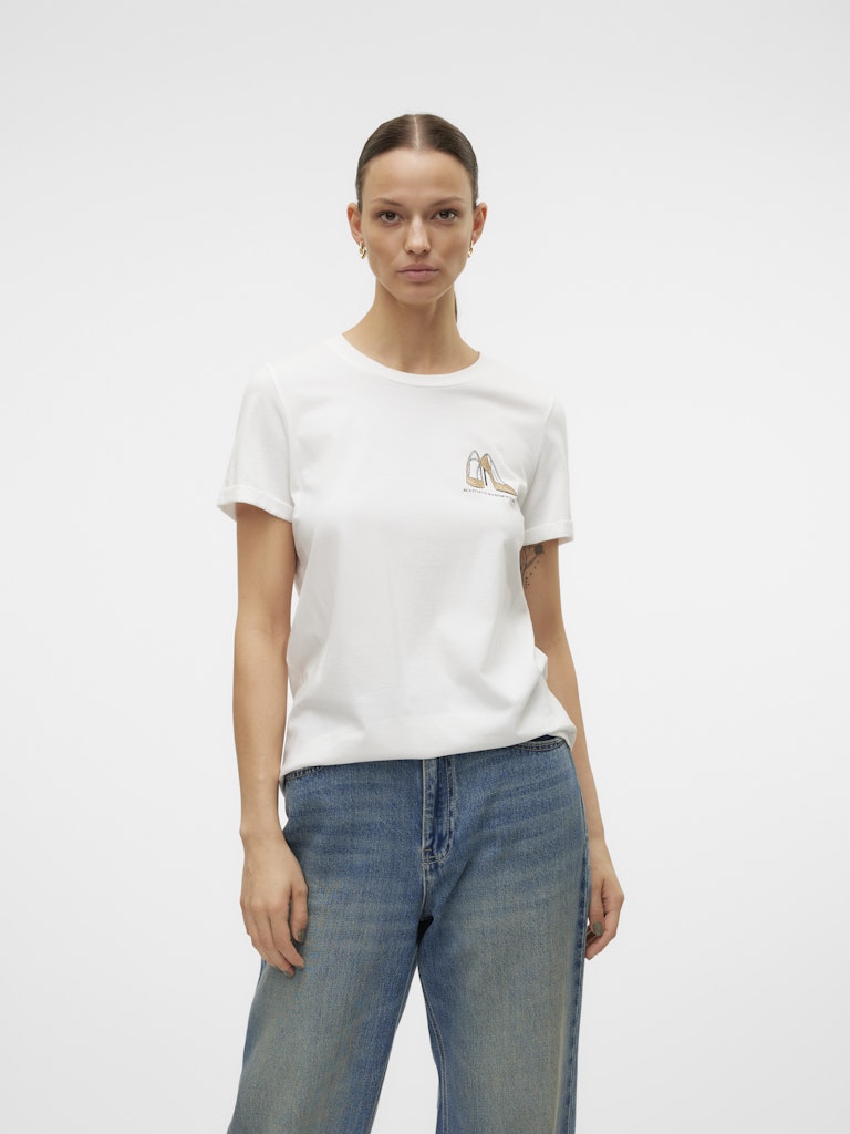VERO MODA Γυναικείο λευκό t-shirt με τύπωμα GOLD GLITTER STILLETO, στρογγυλή λαιμόκοψη, κανονική εφαρμογή, μπροστινή όψη