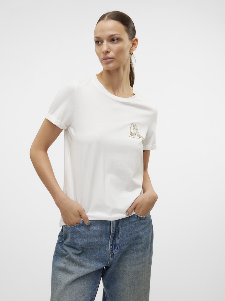 VERO MODA λευκό t-shirt με τύπωμα GOLD GLITTER STILLETO, πλάγια όψη, στρογγυλή λαιμόκοψη, κοντό μανίκι